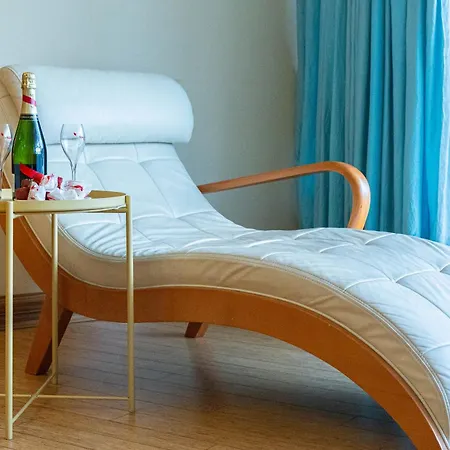 Royal Whith Free Parking Apartment