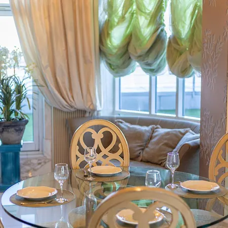 Royal Whith Free Parking Apartment