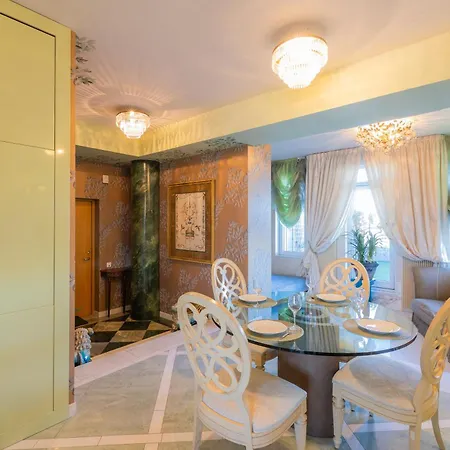 Royal Whith Free Parking Apartment