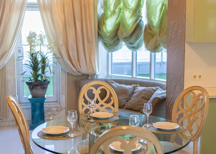 Royal Whith Free Parking Apartment